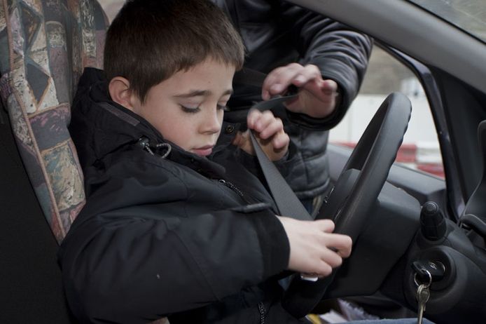 De politie betrapt steeds vaker kinderen die achter het stuur van een auto de weg op gaan.