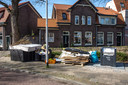 Matras en bankstel zijn bij een ondergrondse container gedumpt in Zwolle.