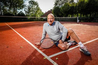 Luc (81) staat twee weken na hartaanval alweer op tennisveld: “Sterven op een tennisterrein is mooi, maar het is nog te vroeg”