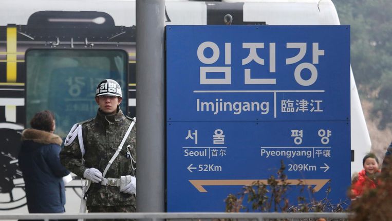 Een bord vlakbij de grens tussen de twee Korea's staat de afstand naar de hoofdsteden aangegeven. Beeld ap