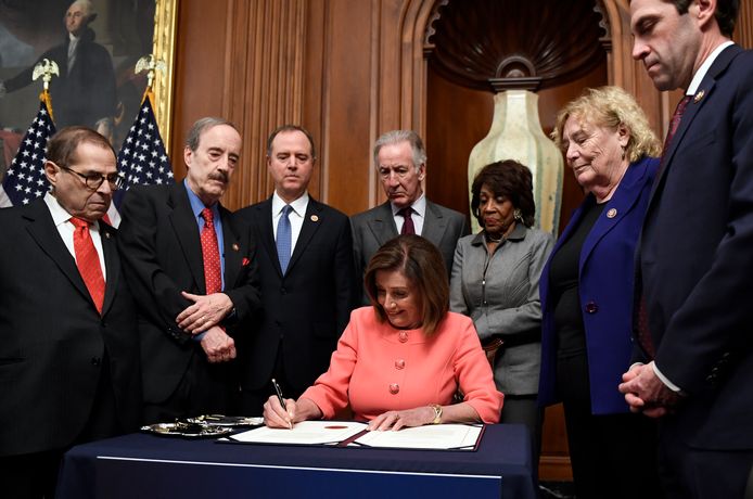 Nancy Pelosi ondertekent de resolutie die de eerder op de dag bekendgemaakte impeachmentmanagers formeel aanduidt.