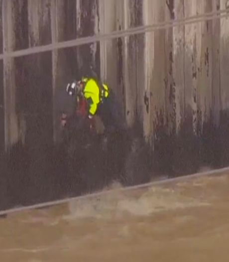 Un homme secouru du fleuve déchaîné de Los Angeles