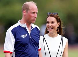 William geeft Kate een liefdevolle kus in het openbaar