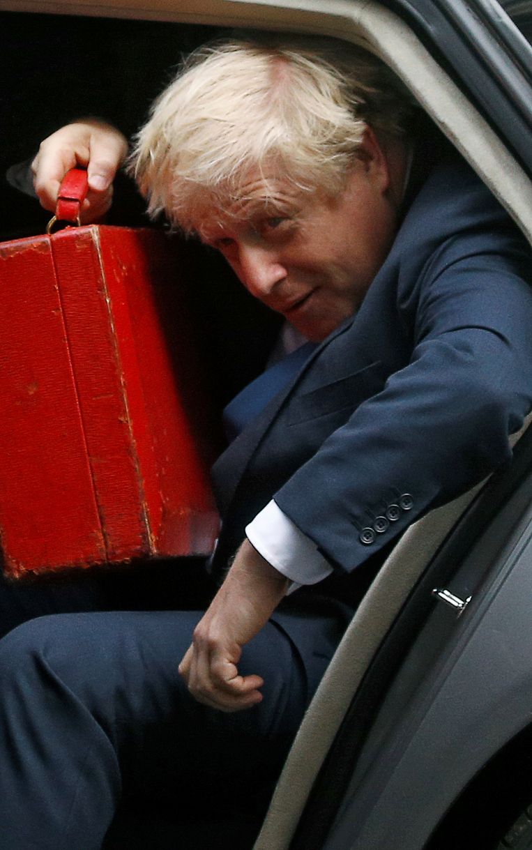 Boris Johnson arriveert op  10 Downing Street, waar hij een woedend parlement zal aantreffen.   Beeld REUTERS