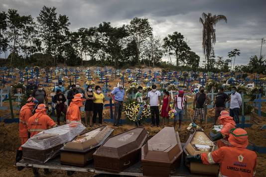 Archiefbeeld. Nabestaanden wonen een begrafenis bij in het speciale coronagedeelte van een begraafplaats in Amazonestad Manaus. (23/04/2020)