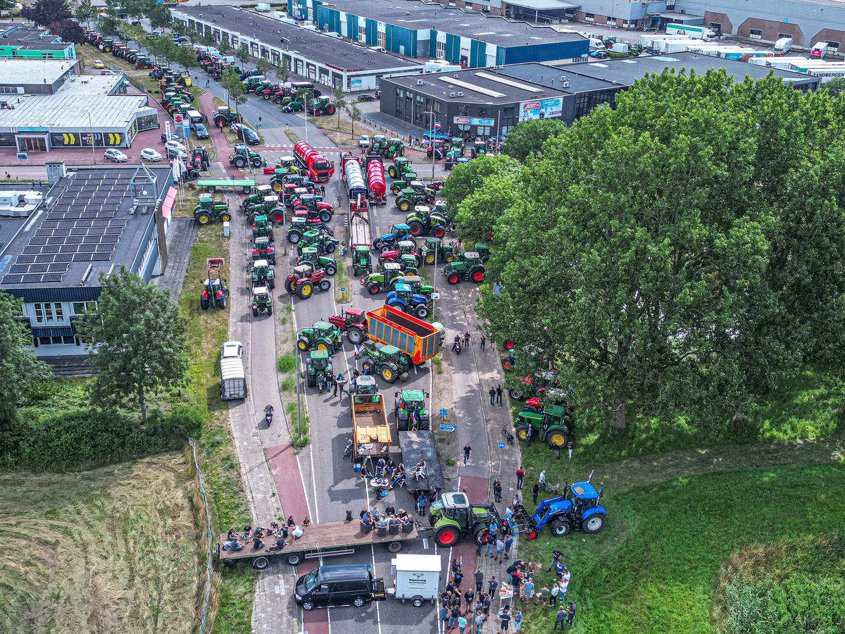 Boerenprotest bij het distributiecentrum van Albert Hein in Zwolle.