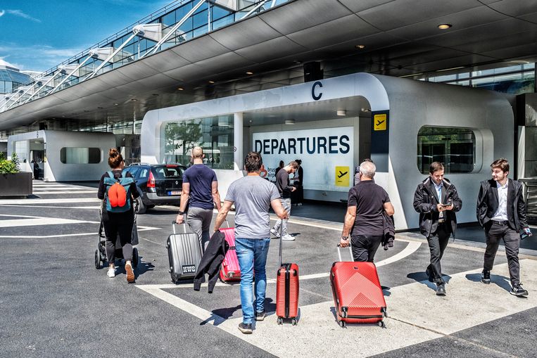 Reizigers komen aan op Brussels Airport. Alle vertrekkende vluchten van maandag zijn er geschrapt door de staking. Ook bij De Lijn en de NMBS is hinder mogelijk. Beeld Tim Dirven