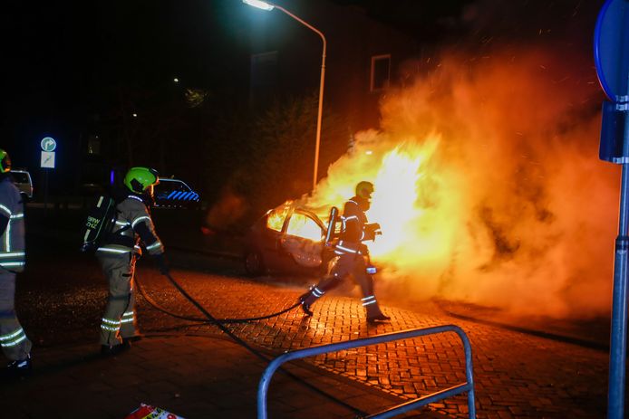 De brandweer rukte uit naar een autobrand in Krispijn, aan de Jacob Catsstraat.