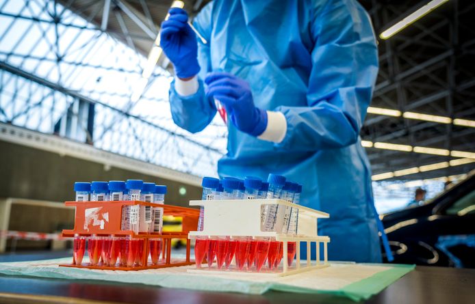 Seorang karyawan GGD Amsterdam menjalani tes virus korona di situs uji RAI.