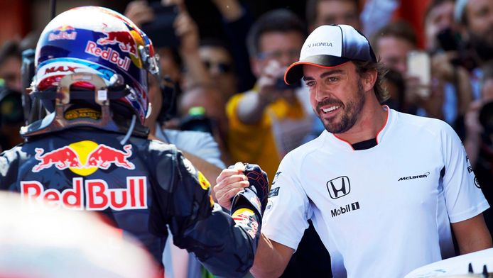 Alonso feliciteert Verstappen na de GP van Spanje eerder dit jaar. Verstappen won op het Circuit de Catalunya zijn eerste GP.