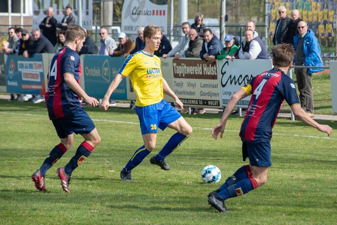 Jasper Sponselee van HVV'24 in actie tegen Victoria'03.