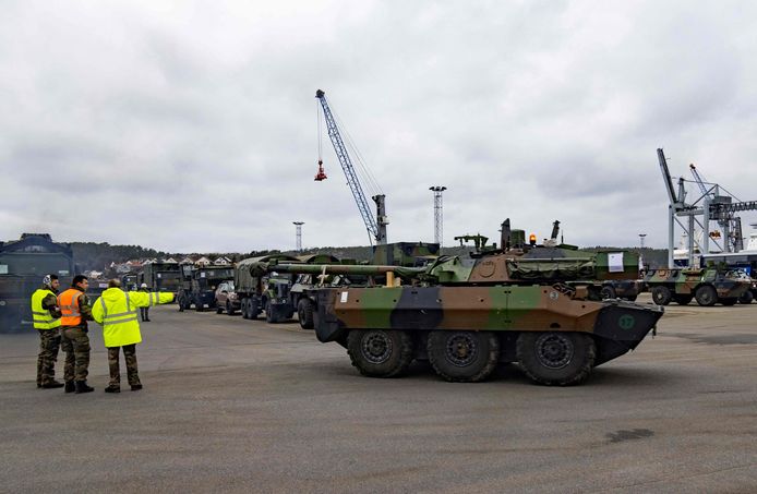 Militaire voertuigen van de NAVO in het Noorse Fredrikstad voor de militaire oefening Cold Response 2022.