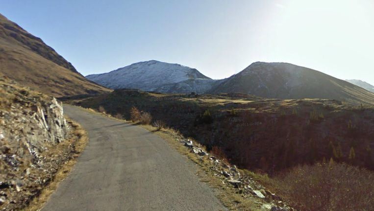 De Duitser Tony Martin uit kritiek op de afdaling aan de 'achterkant' van de Alpe d'Huez: 'Er is geen vangrail, als je een bocht mist kun je er geweest zijn.' Beeld Screenshot Google Streetview