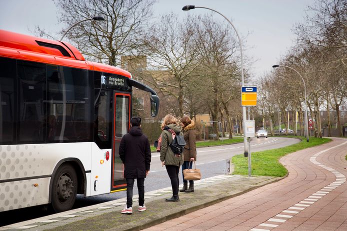 Reizigers wachten bij de bushalte in Hellevoetsluis.