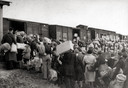 Mensen gaan de trein in, richting vernietigingskamp.