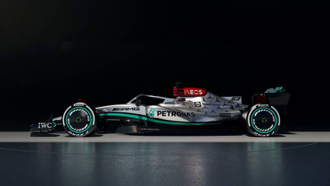 Lewis Hamilton toont bolide waarmee hij Verstappen weer van de troon wil stoten: “Het was een moeilijke periode, maar nu ga ik weer vol aanvallen”