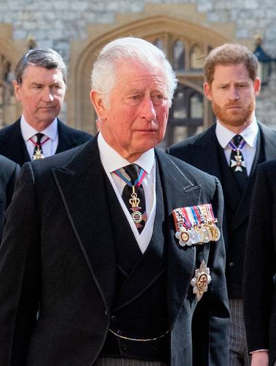 Prins Charles wil verzoening met zoon Harry: “Hij heeft hem uitgenodigd voor een wandeling”