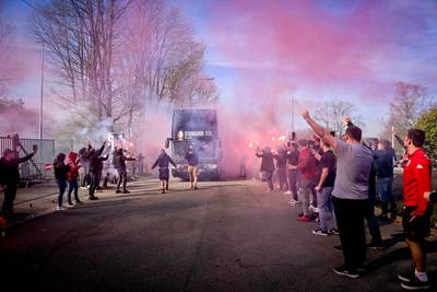 Bengaals vuur en luide gezangen: Standard-fans juichen ploeg massaal toe bij vertrek naar Brussel