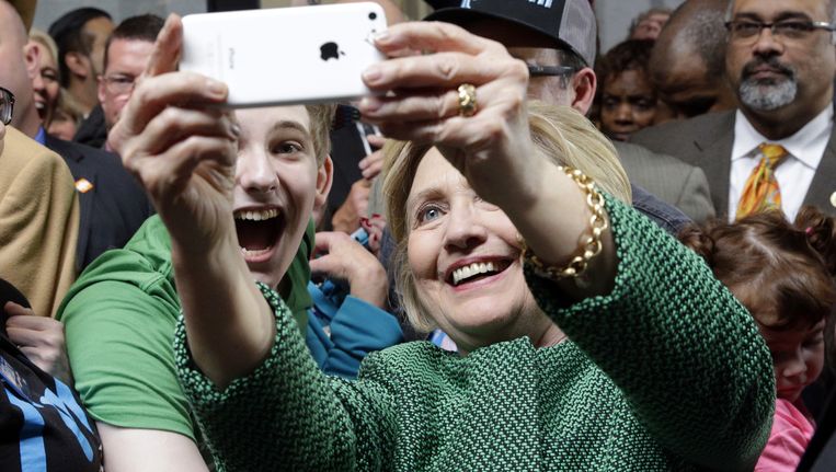 Hillary Clinton maakt een selfie op campagne in Baltimore, Maryland. Beeld AFP