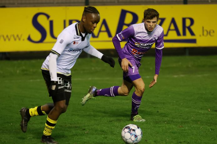 Njengo van Lokeren wordt geschaduwd door Robin Toye.