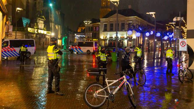Vijftig jongeren in Zwolle thuis door de politie bezocht na avondklokrellen, zeker zes aanhoudingen