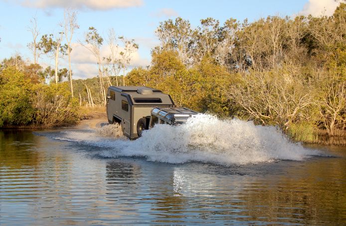 Net als een terreinauto laat de Bruder EXP-6 zich niet tegenhouden door een flinke plas water