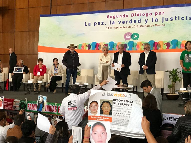 Een vader van een vermist Mexicaans meisje spreekt de aanstaande Mexicaanse president Andrés Manuel López Obrador (derde van rechts) toe tijdens een bijeenkomst in Mexico-Stad, afgelopen vrijdag. Beeld Jan-Albert Hootsen
