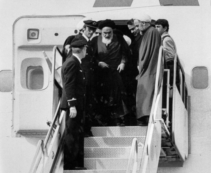Op 1 februari arriveerde ayatollah Ruhollah Khomeini, na 15 jaar ballingschap, terug in Iran. Tien dagen later viel het regime van de sjah.