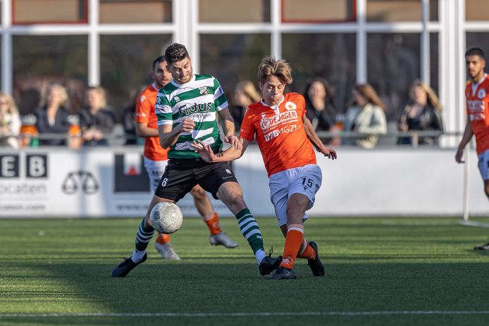 Arto Dielhof (links) was met Heinenoord terug bij zijn oude club Oranje Wit. Rechts invaller Ryan Stout.