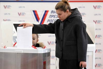 Russin krijgt celstraf omdat ze “nee tegen oorlog” schreef op achterkant van stembiljet