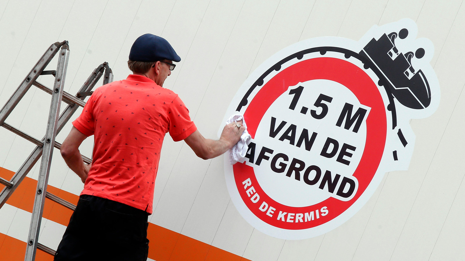 Kermisfamilie Zit Thuis Met Tientallen Stilstaande Attracties Alleen