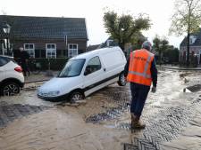 Fred ‘donderstraalt’ met auto in sinkhole van vier bij vier meter na leidingbreuk in Kerkstraat Soest