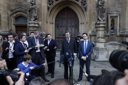 Conservative MP Jacob Rees-Mogg (C), leader of the hardline pro-Brexit European Research Group of lawmakers speaks to members of the media outside the Palace of Westminster in central London on November 15, 2018 after requesting a vote of no-confidence in the British Prime Minister. (Photo by Adrian DENNIS / AFP)