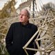 Kunstenaar Theo Jansen werkt al twaalf generaties lang aan zijn strandbeesten. Maar wat die creaties zelf nou willen?