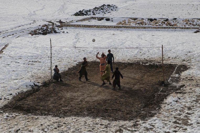 Een volleybalveld in  Yaftal Sufla, een district in het oosten van Afghanistan.
 Beeld AFP