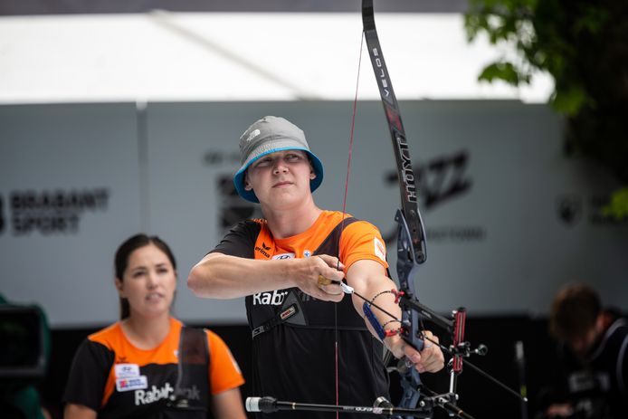 Sjef van den Berg in actie tijdens de WK-finale in Den Bosch. Op de achtergrond kijkt teamgenote Gaby Schloesser-Bayardo gespannen toe.