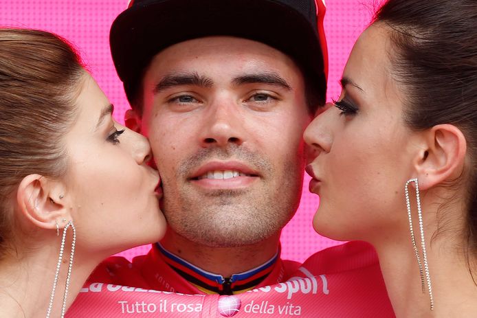 Een Kus Van Zijn Verloofde En De Roze Trui Kan Het Nog Mooier Voor Tom Dumoulin Dit Is Alles Wat Ik Maar Kon Wensen Giro Hln Be