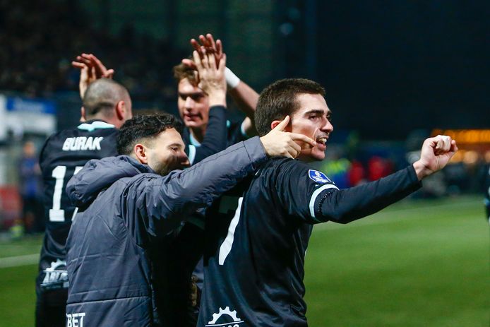 Vreugde bij de spelers van Fortuna Sittard na de late 1-2 van Iñigo Córdoba.