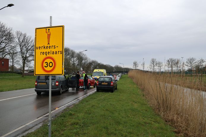 Het gele verkeersbord kon de aanrijding niet voorkomen.