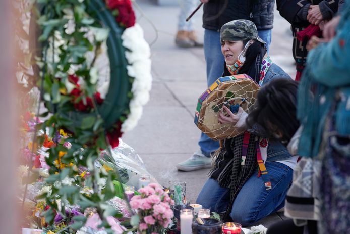 Mensen rouwen in Denver om de slachtoffers van de schietpartij.