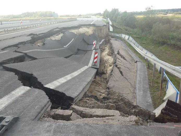 De A20 zakt aan beide zijden weg in een krater.