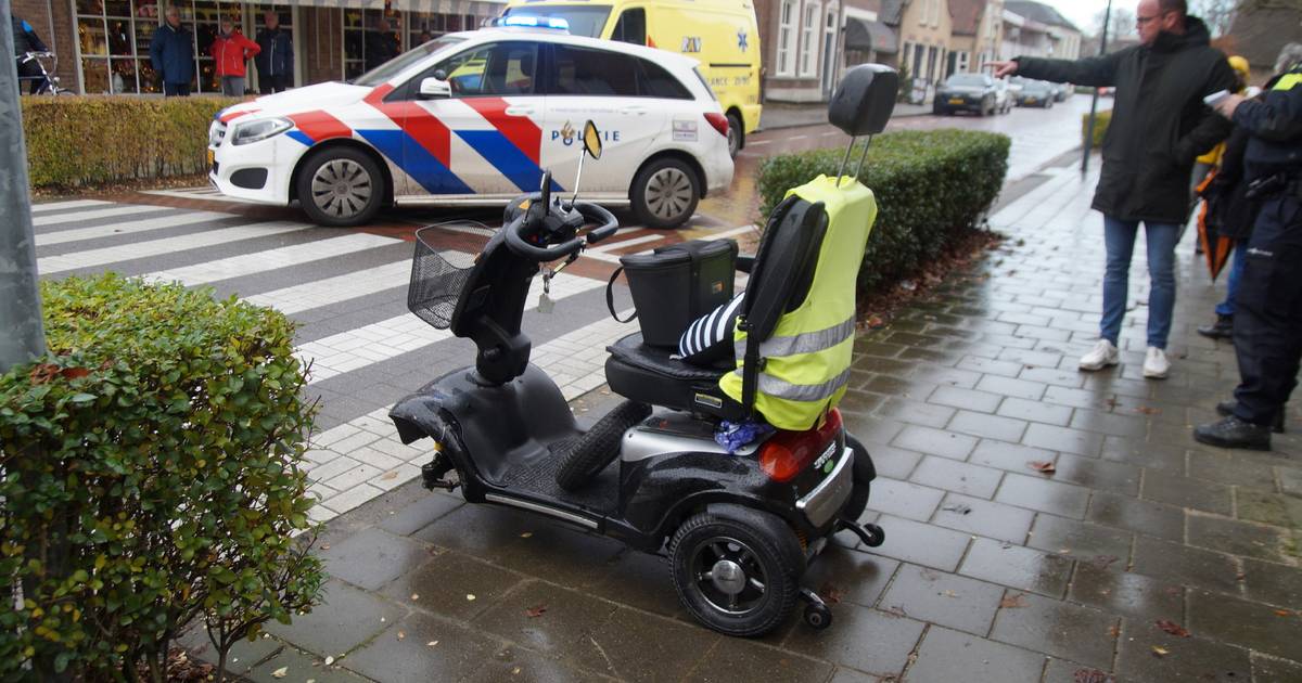 Vrouw op scootmobiel gewond bij ongeluk in Waspik.