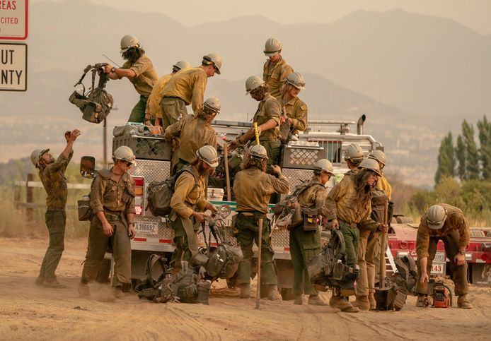 Brandweermannen op weg naar het Dorado Fire in de buurt van Yucaipa in het San Bernardino National Forest, Californië.