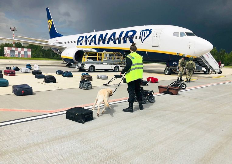 Het vliegtuig waarin Protasevitsj zich bevond en dat op last van de Belarussische autoriteiten aan de grond werd gezet. Beeld AP