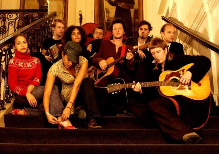 Stef Kamil Carlens met het bonte collectief Zita Swoon, begin deze eeuw. Beeld 