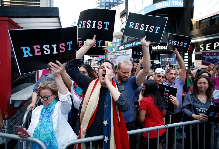 Mensen demonstreren in juli 2017 tegen het besluit van de Amerikaanse president Donald Trump dat transgenders niet mogen dienen in het Amerikaanse leger. Beeld EPA