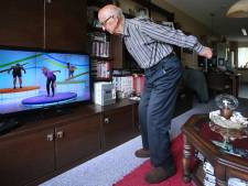 Anton (94) doet ook de laatste sportles van Olga mee, op zijn pantoffels: ‘Een pluimpje voor mezelf’