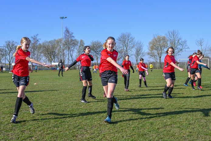 De voetbalsters van Seolto en Virtus - twee Zevenbergse voetbalrivalen - vormen voortaan samen een meidenteam onder 13.