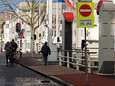 Stadstoezicht Gouda deelt 30 bekeuringen uit op de Kleiwegbrug