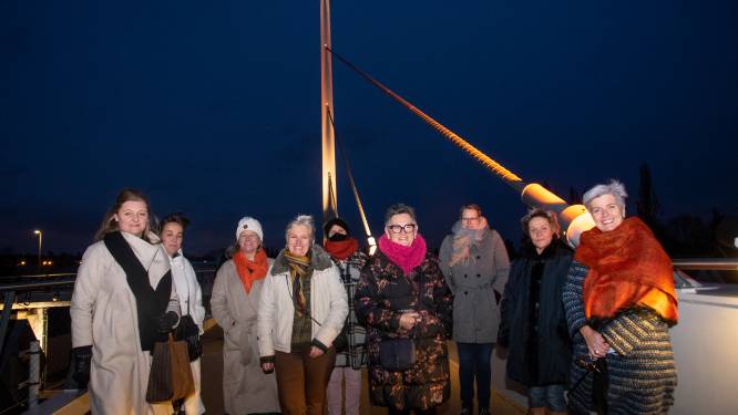 Fietsbrug kleurt oranje als protest geweld tegen vrouwen